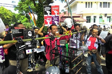 Koalisi Jurnalis Hadiahkan Sangkar Burung untuk Pemkot Malang 