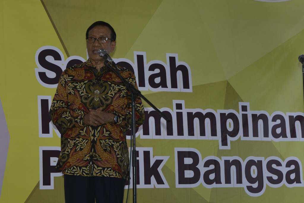 Politisi Golkar Akbar Tandjung memberi sambutan dalam peluncuran Sekolah Kepemimpinan Politik Bangsa
