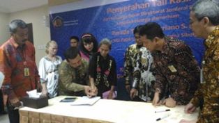 Dirjen Pajak Berikan Polis Asuransi dan Rumah untuk Keluarga Parada dan Soza