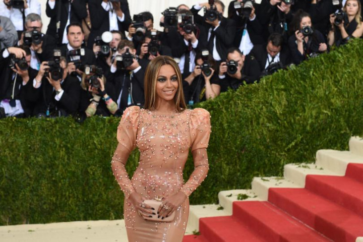 Baju Berlapis Mutiara Beyonce Curi Perhatian
