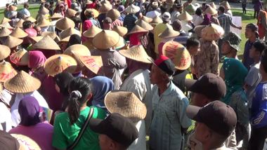 Ratusan Orang Bercaping Bawa Hasil Bumi ke Mapolres Kendal