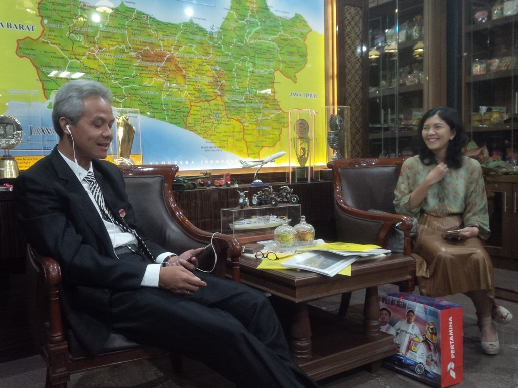 Pertemuan Gubernur Jawa Tengah Ganjar Pranowo dengan Indah Pennywati (kanan), ibu Rio Haryanto, di Semarang. Foto: Metrotvnews.com/Dhana Kencana