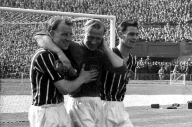 Kiper City saat itu, Bert Trautmann (tengah) masih bisa tersenyum meski mengalami patah leher (Foto: Birminghammail)