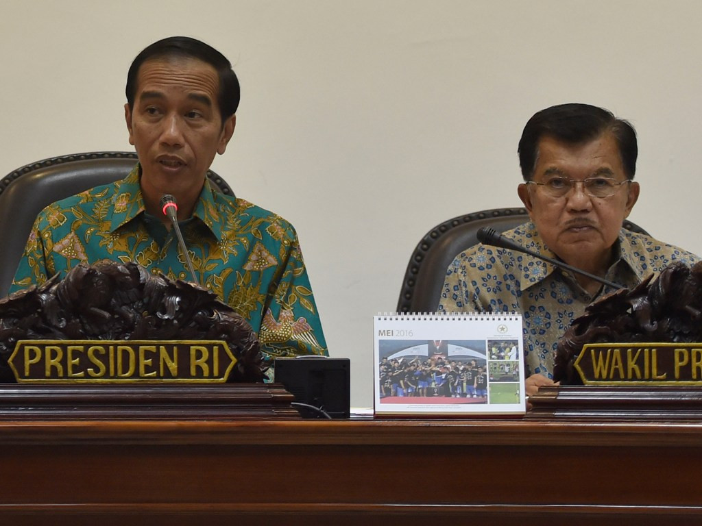 Presiden Joko Widodo (kiri) dan Wakil Presiden Jusuf Kalla (kanan) memimpin Rapat Terbatas di Kantor Presiden, Jakarta, Senin (2/5). ANTARA FOTO/Puspa Perwitasari.