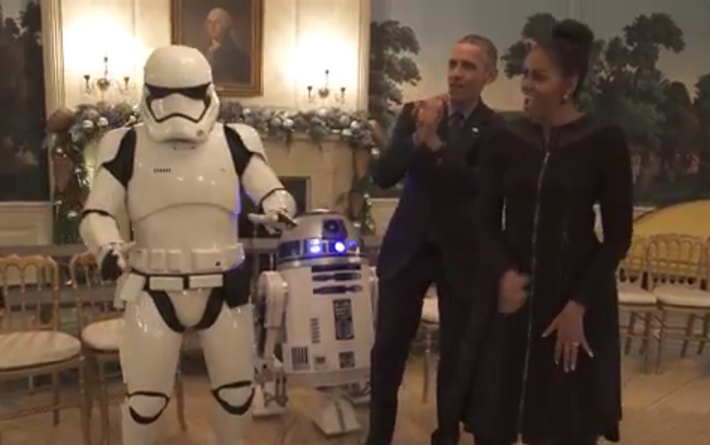 Barack dan Michelle Obama bersama seorang stormtrooper. (Twitter)