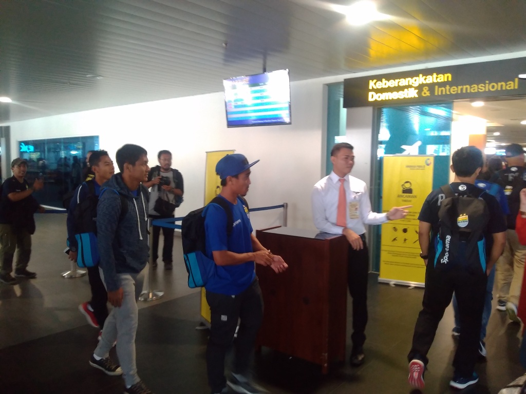 Pemain Persib Bandung memasuki pintu keberangkatan di Bandara Husein Sastranegara, Bandung pada Kamis (5/5/2016). (MTVN/Roni Kurniawan)