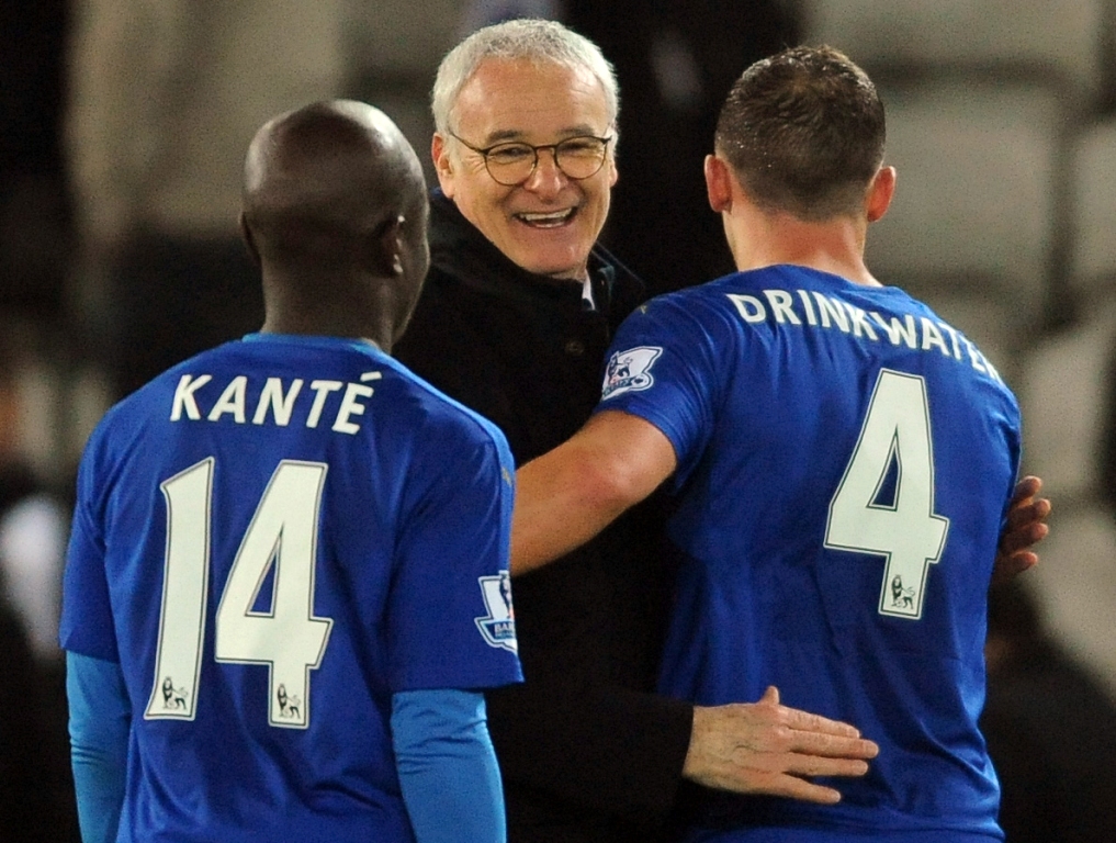 Kebersamaan pelatih Leicester City Claudio Ranieri dengan para pemainnya. (AP Photo/Rui Vieira)