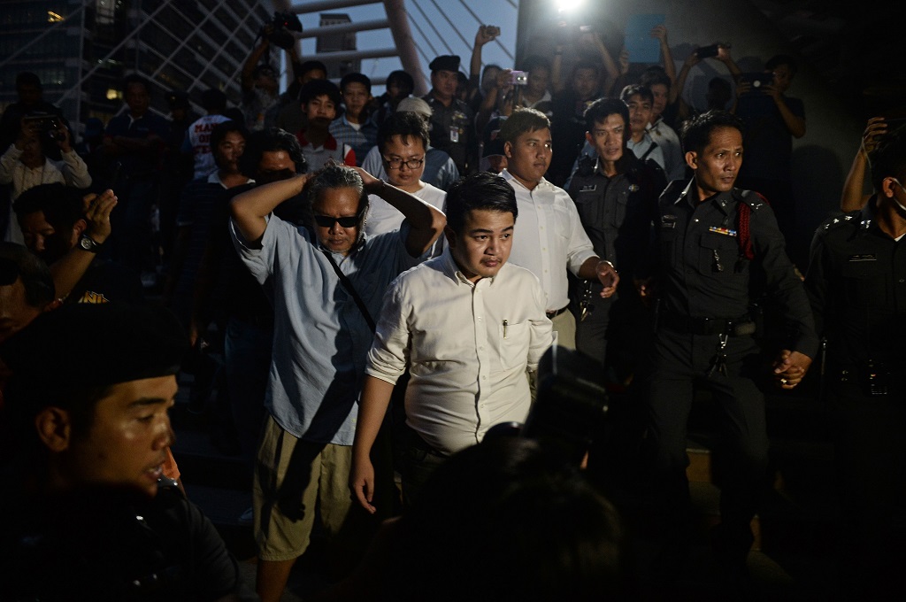 Sejumlah aktivis di Thailand ditangkap polisi atas pelanggaran larangan berkumpul dan mengkritik pemerintah junta militer, 20 April 2016 (Foto: AFP/LILLIAN SUWANRUMPHA)