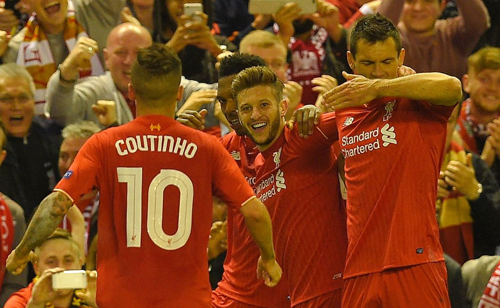 Adam Lallana (Tengah) merayakan golnya bersama skuat Liverpool (Foto: AFP/Lluis Gene)