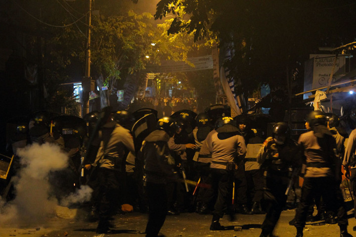 Polisi Bubarkan Aksi Sweeping Suporter di Suramadu