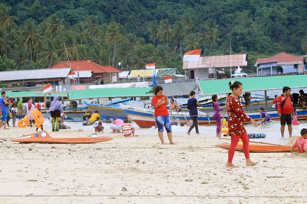 Pantai Mutun Lampung Dipadati Wisatawan