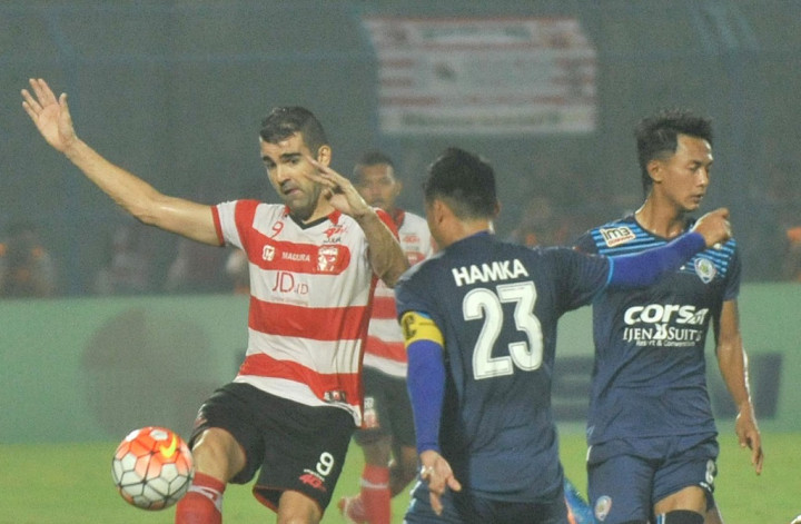 Madura United Ditahan Imbang 10 Pemain Arema Cronus