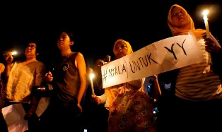 Bangku-Meja YY Diganti Baru & Dibiarkan Kosong