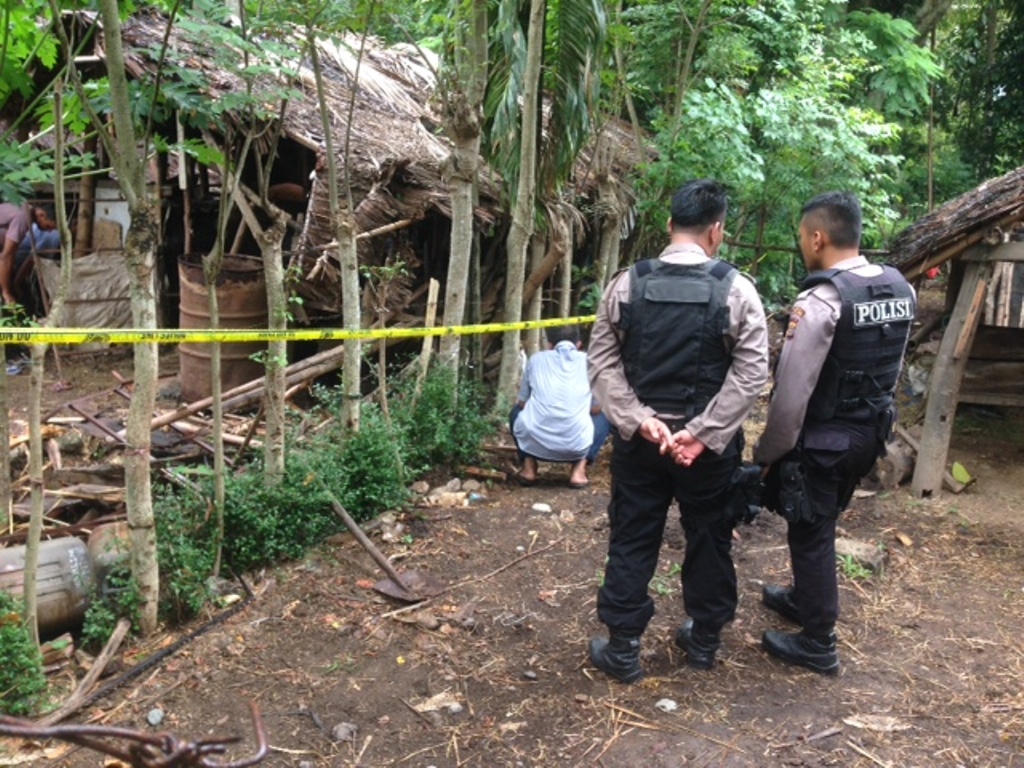 Di lokasi ledakan, polisi membentangkan garis polisi. Foto: Metrotvnews.com/Nurul Fajri
