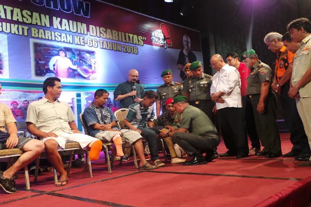 Pangdam I BB ?Mayjen TNI Lodewijk Pusung dan jajarannya menyerahkan kaki palsu kepada penyandang disabilitas di Medan, MTVN - Budi Warsito