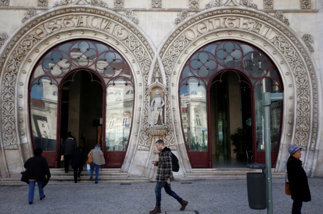 Demi Selfie, Pria Ini Hancurkan Patung Berumur 126 Tahun