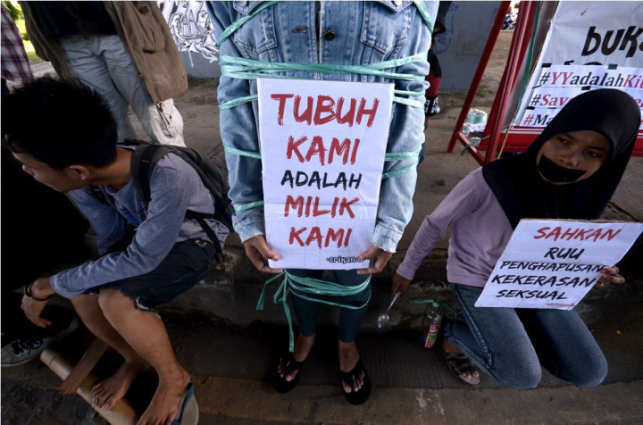Aksi Solidaritas untuk YY Galang Tanda Tangan di Bundaran HI