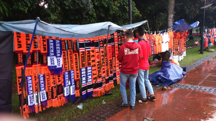 Penjualan Atribut Lesu di Laga Kandang Perdana Persija Jakarta