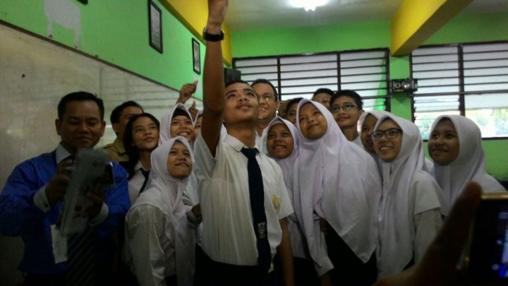 Jelang UN, Mendikbud Ajak Siswa SMPN 114 <i>Selfie</i>