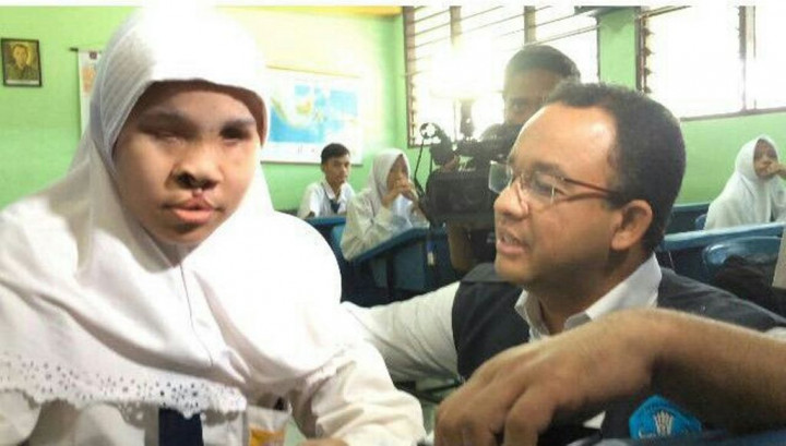 Mendikbud Beri Semangat Siswi Tuna Netra di SMP 114 Jakarta