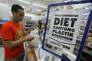 Pemkot Bandung Klaim Kebijakan Kantiong Plastik Berbayar Berhasil