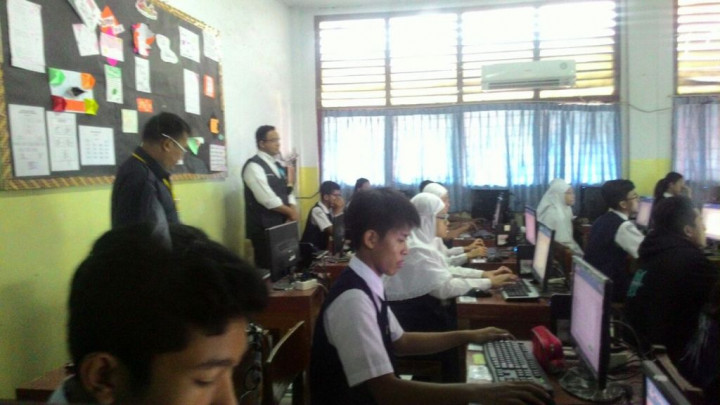 Mendikbud Tinjau UNBK di SMPN 30 Jakarta
