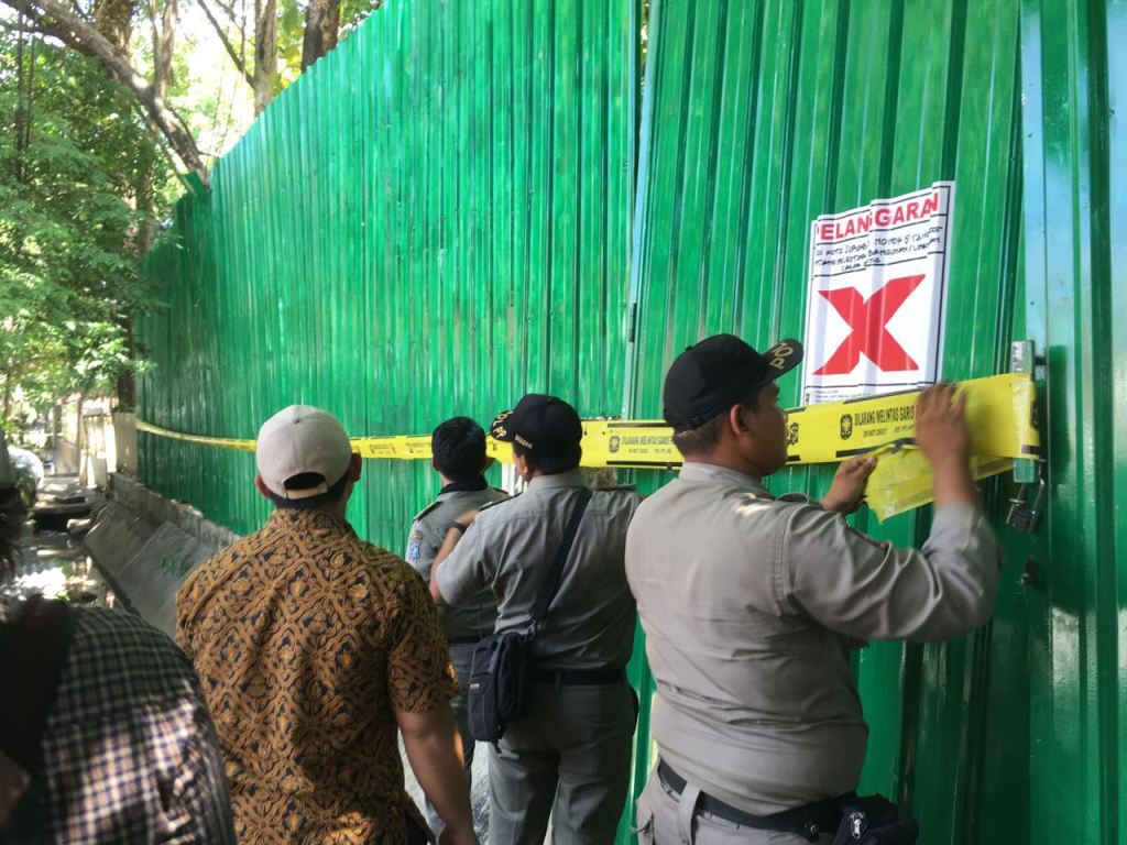 Bangunan cagar budaya bekas stasiun radio tempat Bung Tomo menyiarkan perjuangan rakyat Surabaya, rata dengan tanah. (Foto: MTVN/Amaluddin)