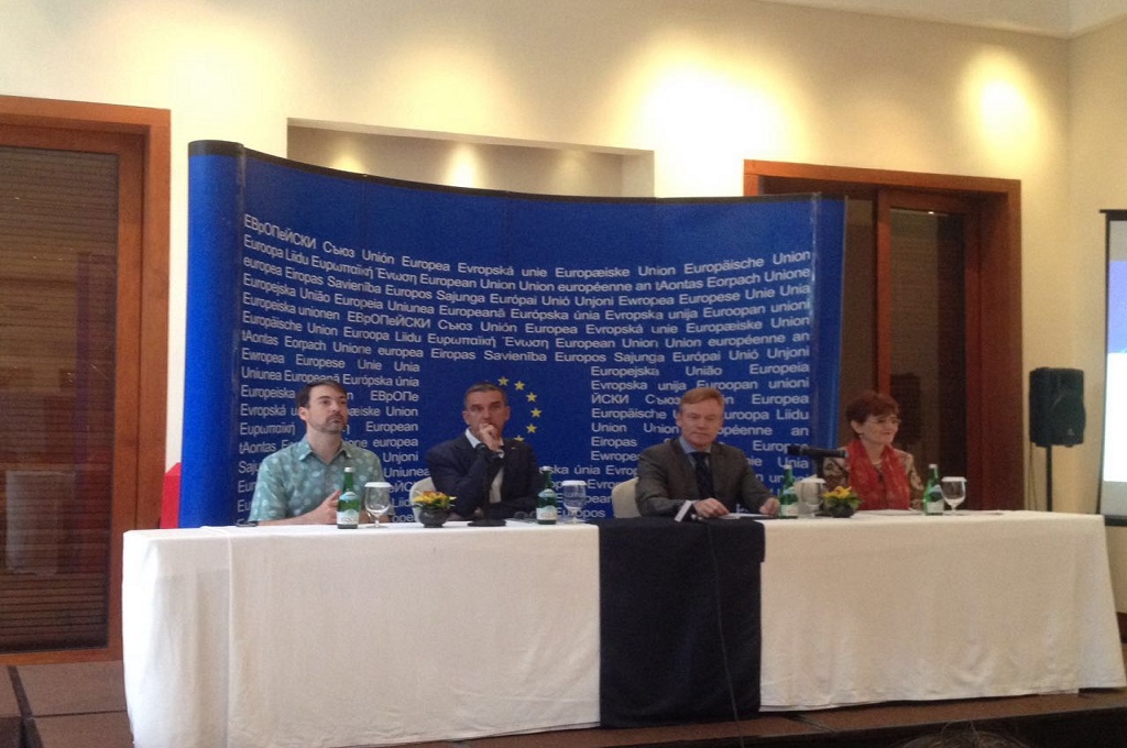 Duta Besar Uni Eropa, Vincent Guerend (dua kanan) kepada para wartawan di Hotel Dharmawangsa, Jakarta Selatan, Senin (9/5/2016). (Foto: MTVN/Sonya Michaella)