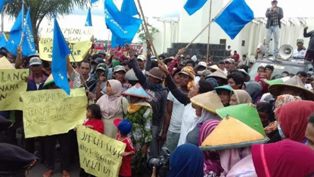 Ratusan Nelayan Minta Pemprov Banten Hentikan Pengerukan Pasir