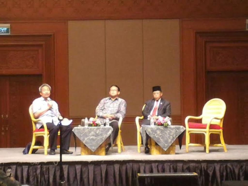 Kepala Eksekutif Pengawas IKNB OJK Firdaus Djaelani (kanan) (Foto: MTVN/Eko Nordiansyah)