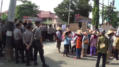Warga Penggarap Lahan Kembali Geruduk Mapolres Kendal