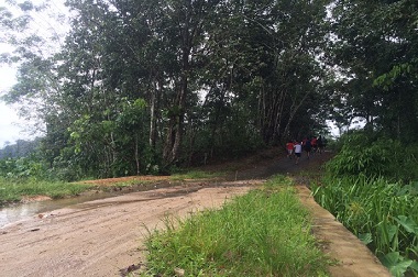 Uji Nyali Berlari Membelah Hutan Karet dan Seberangi Parit
