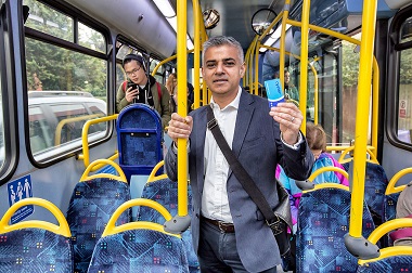 Wali Kota London Sadiq Khan Naik Bus ke Kantor