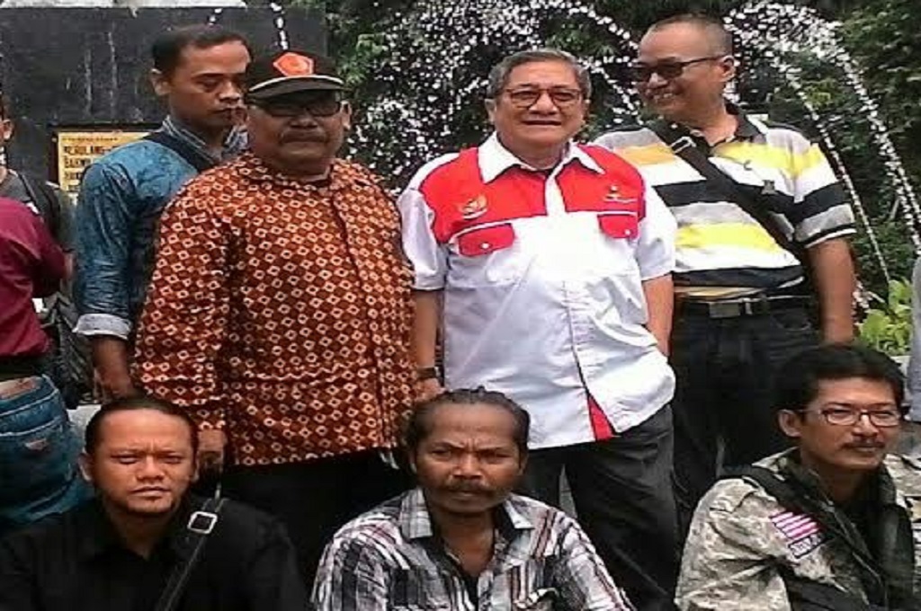 Bambang (kemeja merah-putih), putra Bung Tomo, saat beraksi bersama rekan-rekannya di depan Gedung Negara Grahadi, Jalan Gubernur Suryo Surabaya. Mereka mengecam tindakan perusahaan yang membingkar stasiun radio perjuangan Bung Tomo, MTVN - Amaluddin