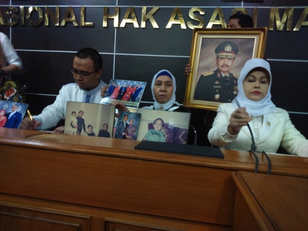 Keluarga korban RS AL Mintohardjo, Susilawaty (tengah) dan Try Murni (kanan) di Komnas HAM, Senin (9/5/2016). Foto: MTVN/Dheri Agriesta