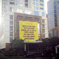 Warga Pasang Baliho Protes Lucy in the Sky