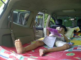 Dua Siswa di Sampang UN di Dalam Mobil