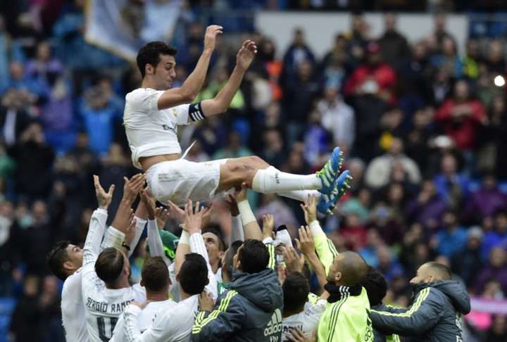 Iker Casillas Iri dengan Alvaro Arbeloa