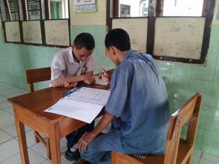 Pengawas Bantu Bacakan Soal Ujian untuk Siswa Berkebutuhan Khusus