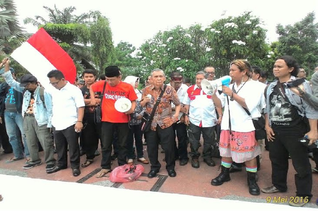 Aksi mengecam tindakan pembongkaran stasiun radio Bung Tomo, MTVN - Amaluddin