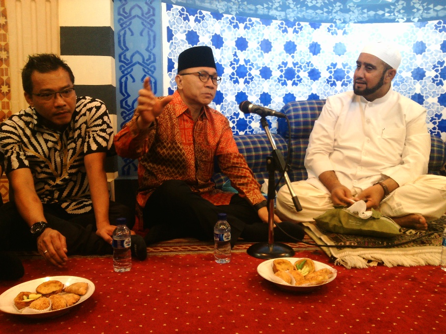 Habib Syech (kanan), Ketua MPR Zulkifli Hasan, dan anggota DPR Anang Hermansyah di Gedung Bustanul Asyiqin, Semanggi, Pasar Kliwon, Kota Solo, Jawa Tengah, Selasa (10/5/2016). (Metrotvnews.com/Pythag Kurniati)