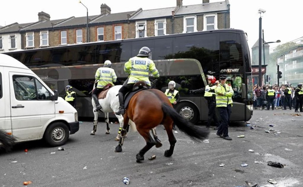 Bus yang membawa skuat Manchester United mendapat serangan dari fan West Ham United (Twitter/Squawka)