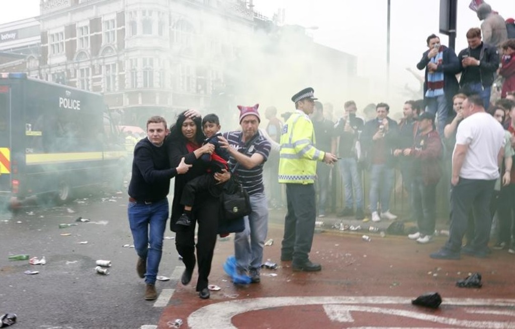 Suasana insiden penyerangan bus Manchester United oleh fan West Ham United (Twitter/Squawka)