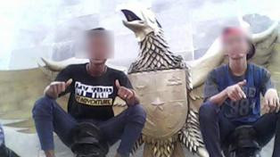 Remaja Duduki Patung Pahlawan Digiring Orang Tua ke Polisi