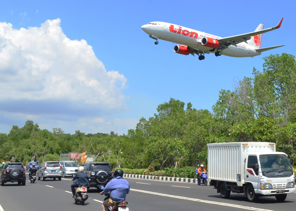 Pesawat Lion Air saat akan mendarat di Bandara Ngurah Rai, Denpasar, Bali, Rabu 6 Januari 2016. Antara Foto/Fikri Yusuf