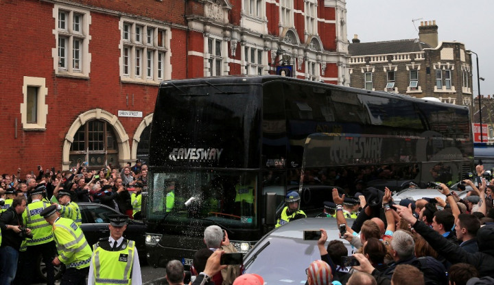 West Ham Janjikan Hukuman Berat untuk Pelaku Penyerangan Bus MU