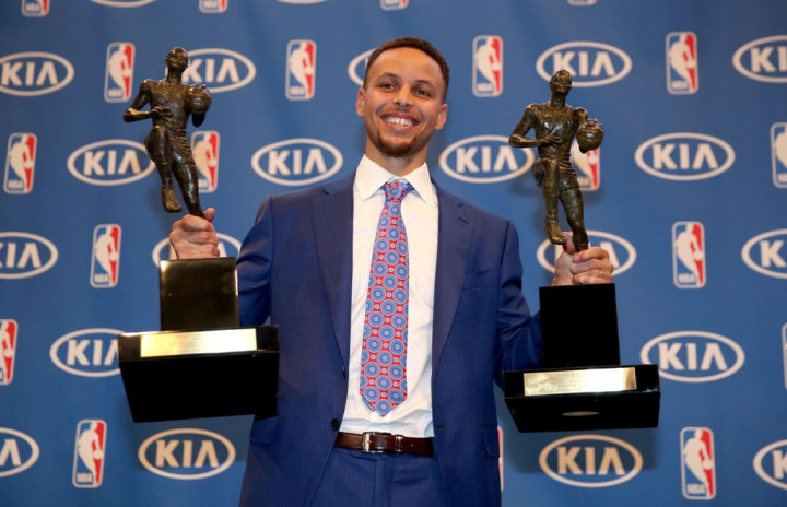 Kembali Sabet Gelar MVP, Stephen Curry Cetak Sejarah
