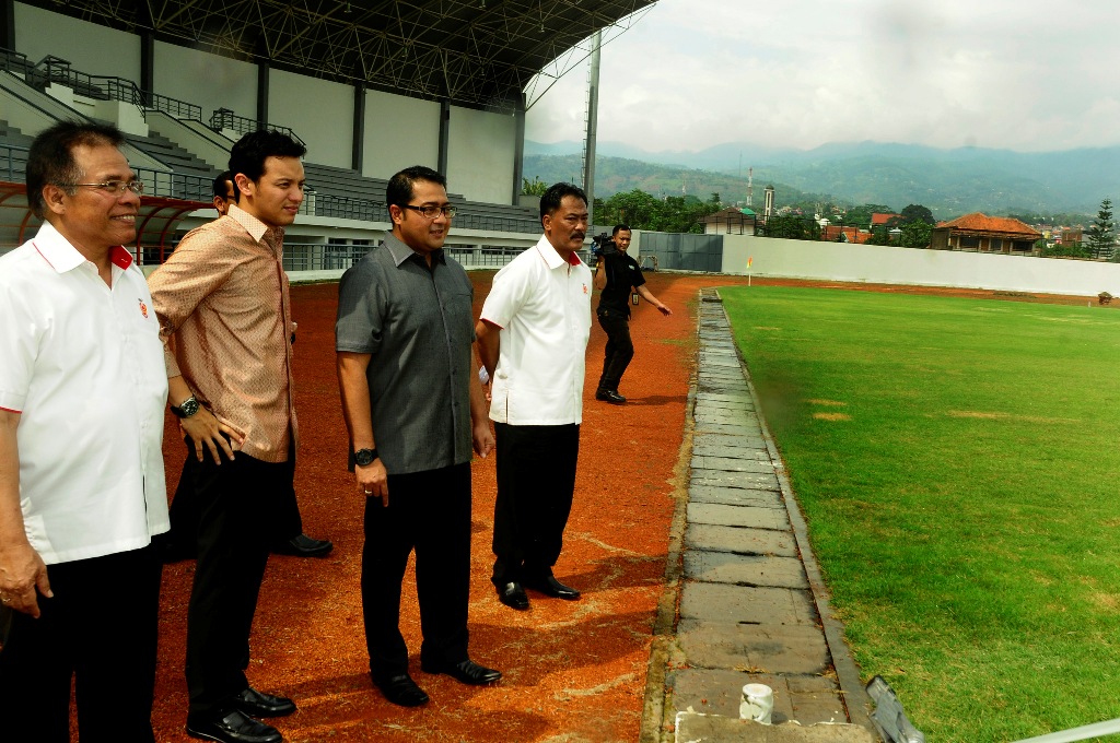 Ketua Komisi X DPR RI, Teuku Riefky Harsya (tiga dari kiri) saat  meninjau Venue Sepakbola Arcamanik pada kunjungan kerja persiapan Pekan Olahraga Nasional (PON) XIX tahun 2016 di Bandung (Foto: ANTARA FOTO/Jawa Barat/Novrian Arbi)