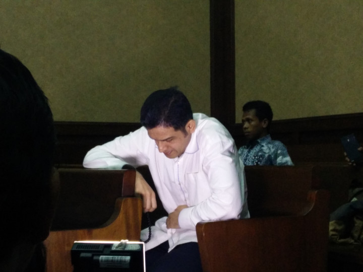 Pegang Tasbih, Nazaruddin Jalani Sidang Kasus Pencucian Uang