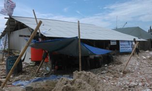 Warga Bangun Kembali Musala yang Digusur di Kampung Akuarium